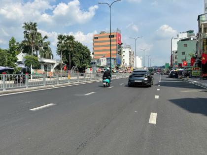 Bán đất tặng nhà C4 ngang 10m 240m2 hẻm 496 Dương Quảng Hàm tiện xây mới 21 tỷ hơn.
