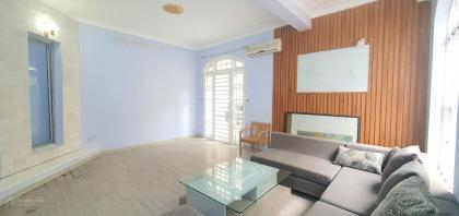 Cho thuê nhà ô tô Trần Quốc Hoàn, Cầu Giấy, 80m2, 4 tầng, 4 ngủ, 23tr