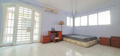 Cho thuê nhà ô tô Trần Quốc Hoàn, Cầu Giấy, 80m2, 4 tầng, 4 ngủ, 23tr