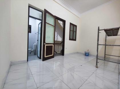 Cho thuê nhà Ngõ 52 Lê Trọng Tấn Diện tích 108m2, lô góc, xây 4 tầng. giá 20 triệu.