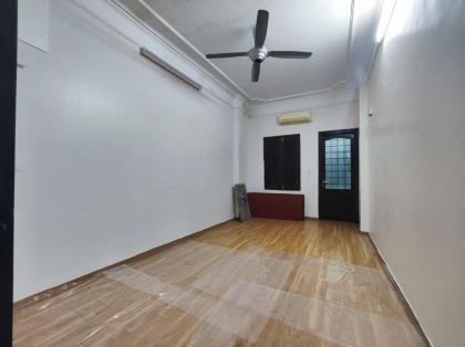 Cho thuê nhà ngõ 70 Ngọc Khánh, diện tích 32m x 4 tầng, mặt tiền 3.3m, giá 12 triệu.