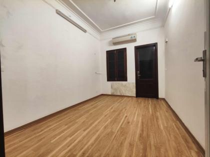 Cho thuê nhà ngõ 70 Ngọc Khánh, diện tích 32m x 4 tầng, mặt tiền 3.3m, giá 12 triệu.
