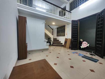 Cho thuê nhà Nhà Ngọc Khánh -Đê La Thành Diện tích 33m x 2.5 tầng, mặt tiền 6m,giá 8 triệu.