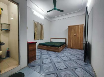 Cho thuê nhà Nhà Ngọc Khánh -Đê La Thành Diện tích 33m x 2.5 tầng, mặt tiền 6m,giá 8 triệu.