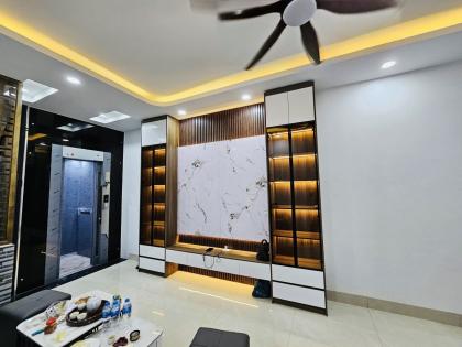 Bán nhà Thịnh Quang, Đống Đa, 6 tầng thang máy mới thoáng trước sau, ngõ rộng, gần ô tô