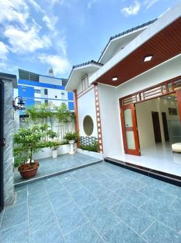 BIỆT THỰ MINI MỚI HOÀN THIỆN 105M2 HẺM Ô TÔ ĐẬU CỬA GẦN CHỢ HÓC MÔN.