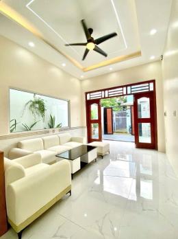 BIỆT THỰ MINI MỚI HOÀN THIỆN 105M2 HẺM Ô TÔ ĐẬU CỬA GẦN CHỢ HÓC MÔN.