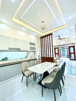BIỆT THỰ MINI MỚI HOÀN THIỆN 105M2 HẺM Ô TÔ ĐẬU CỬA GẦN CHỢ HÓC MÔN.