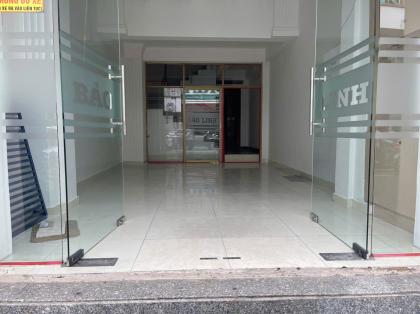 Cho thuê nhà mặt tiền đường Huỳnh Văn Bánh, Phú Nhuận tiện ở và kinh doanh với 7PN, 8WC và 1 MBKD