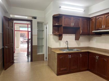 Cho thuê nhà mặt tiền đường Huỳnh Văn Bánh, Phú Nhuận tiện ở và kinh doanh với 7PN, 8WC và 1 MBKD