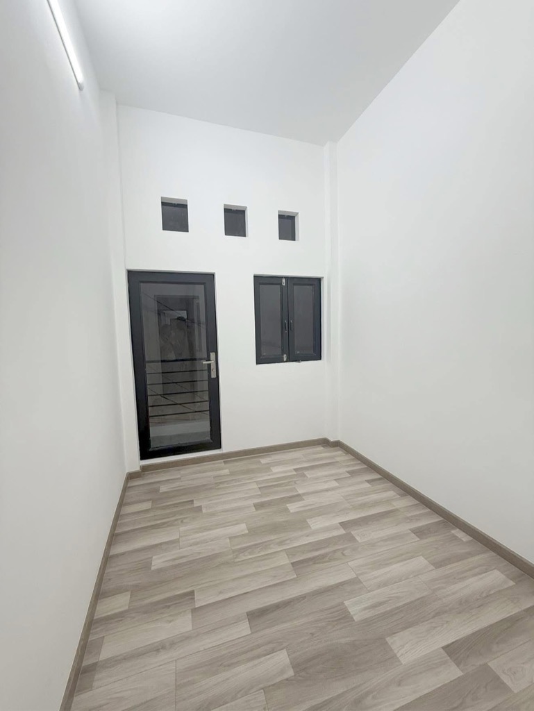 Hơn 1 tỷ có nhà mới 3 tầng Trần Văn Quang, sổ hồng vuông