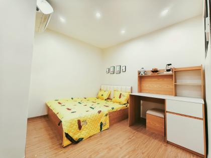 Bán căn hộ tập thể phố Chùa Láng, Đống Đa, 110m2, 3 ngủ, 2vs, lô góc thoáng mát, ô tô đỗ