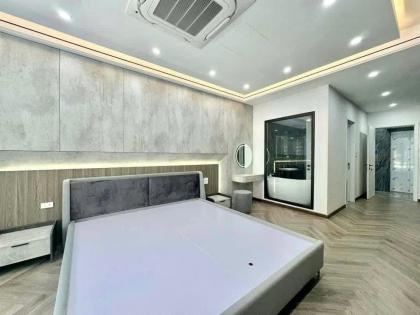 BÁN NHÀ HỒNG TIẾN LONG BIÊN, LÔ GÓC, Ô TÔ VÀO NHÀ, THANG MÁY, NỘI THẤT, GẦN PHỐ, GIÁ MỀM