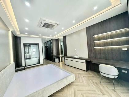 BÁN NHÀ HỒNG TIẾN LONG BIÊN, LÔ GÓC, Ô TÔ VÀO NHÀ, THANG MÁY, NỘI THẤT, GẦN PHỐ, GIÁ MỀM