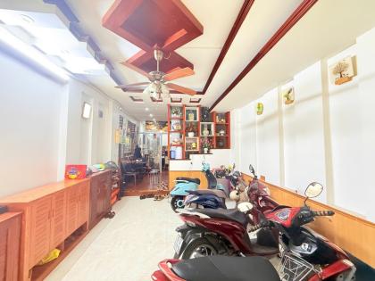 1 nhà ra Phố Quan Nhân, Gara ô tô, Thang máy, kinh doanh, 62m2, mt 4.7m, 16.3 Tỷ.