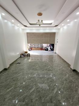 NHÀ MỚI KÍNH KOONG – THANG MÁY – Ô TÔ VÀO NHÀ – NGÕ THÔNG – GẦN HỒ – CÁCH PHỐ 20M