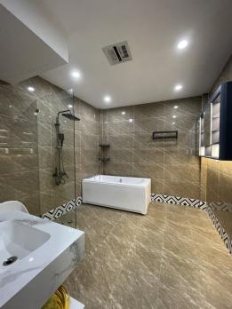 20 m ô tô - Hoàng Đạo Thành, cạnh Chung cư Five Star, 40m2, trước nhà 4m, 12 tỷ.