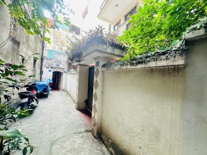 Bán đất tặng nhà, Phố Giáp Nhất, gẩn Royal CiTy, ô tô gần, 120m2, MT 8.5m, 24 Tỷ.