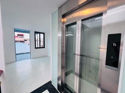 Siêu Phẩm Ngã Tư Sở - 6 Tầng Thang Máy, 42m2, 2 thoáng, MT 4.5m, 11.95 Tỷ.