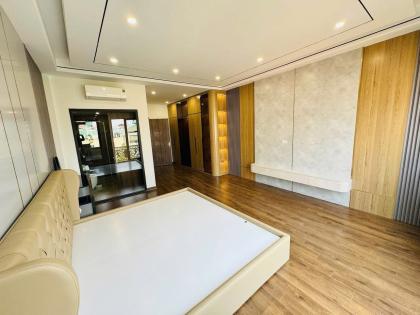 1 Nhà ra Mặt Phố Kim Giang, 7 Tầng Thang Máy, Ô Tô tránh, KD, 32m2, 9.5 Tỷ.