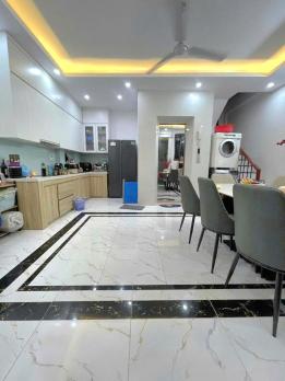 Bán nhà đường Trương Định, Hai Bà Trưng, 5 tầng thang máy, nhà đẹp ở luôn, ngõ nông gần phố