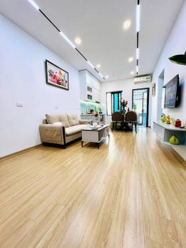 Bán căn hộ tập thể đường Nguyễn Chí Thanh, ngay mặt phố, nhà đẹp full nội thất, lô góc 3 mặt thoáng