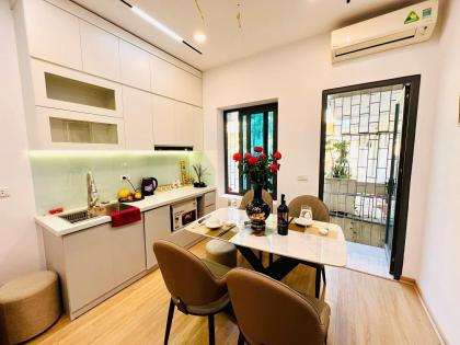 Bán căn hộ tập thể đường Nguyễn Chí Thanh, ngay mặt phố, nhà đẹp full nội thất, lô góc 3 mặt thoáng