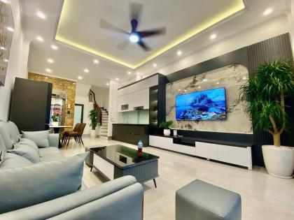 Gara Ô Tô, 1 nhà ra Phố Nguyễn Trãi, 8 Tầng Thang Máy, 36m2, MT 4.4m, 18 Tỷ.