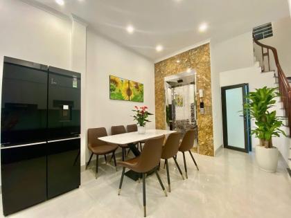 Gara Ô Tô, 1 nhà ra Phố Nguyễn Trãi, 8 Tầng Thang Máy, 36m2, MT 4.4m, 18 Tỷ.