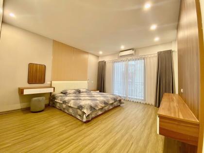 Gara Ô Tô, 1 nhà ra Phố Nguyễn Trãi, 8 Tầng Thang Máy, 36m2, MT 4.4m, 18 Tỷ.