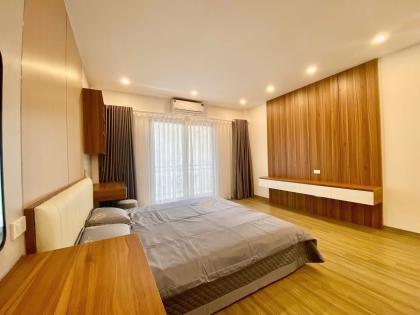 Gara Ô Tô, 1 nhà ra Phố Nguyễn Trãi, 8 Tầng Thang Máy, 36m2, MT 4.4m, 18 Tỷ.