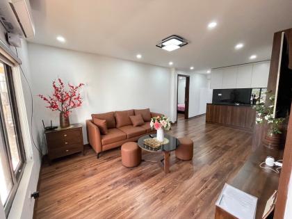 Bán căn hộ Tập thể Quỳnh Mai, Hai Bà Trưng, nhà đẹp lô góc, view mặt phố Kim Ngưu, ô tô đỗ