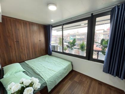 Bán căn hộ Tập thể Quỳnh Mai, Hai Bà Trưng, nhà đẹp lô góc, view mặt phố Kim Ngưu, ô tô đỗ