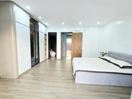 BÁN NHÀ THẠCH BÀN, PHÂN LÔ, GA RA Ô TÔ, THANG MÁY LONG LANH, FULL NỘI THẤT CHẤT, GIÁ MỀM