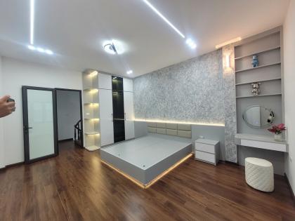 Bán nhà 6 Tầng Phố Bùi Xương Trạch, trước nhà hơn 3m, 34m2, MT 4.3m, 9.3 Tỷ.