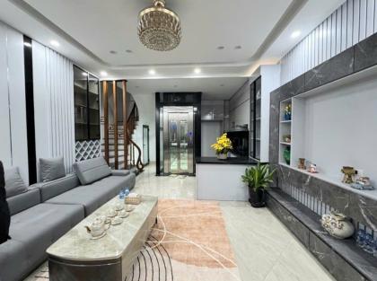 BÁN NHÀ NGỌC LÂM BỒ ĐỀ, THANG MÁY LUNG LINH, TẶNG NỘI THẤT XỊN, GẦN PHỐ, GIÁ  HỜI