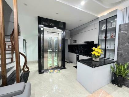 BÁN NHÀ NGỌC LÂM BỒ ĐỀ, THANG MÁY LUNG LINH, TẶNG NỘI THẤT XỊN, GẦN PHỐ, GIÁ  HỜI