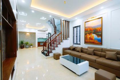 Bán nhà mặt tiền rộng 4.2m, Quan Nhân, 6 Tầng, Ô Tô gần, trước nhà 3m, 32m2, 9.4 Tỷ