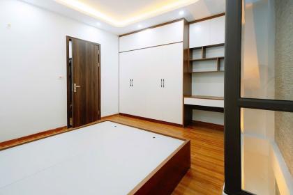 Bán nhà mặt tiền rộng 4.2m, Quan Nhân, 6 Tầng, Ô Tô gần, trước nhà 3m, 32m2, 9.4 Tỷ