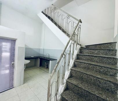 XE HƠI ĐỖ CỬA, 40M2 TRỆT LẦU CHẮC CHẮN, BÊN HÔNG CV LÊ THỊ RIÊNG - 1 BƯỚC SANG QUẬN 10.