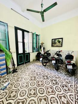 Bán Nhà Mặt Phố Phó Đức Chính Ba Đình 70m2-4T-MT5m Vỉa Hè 56,2 Tỷ Có Thương Lượng.