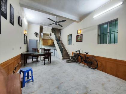 CHO THUÊ NHÀ ĐƯỜNG HOÀNG HOA THÁM, BA ĐÌNH, GẦN PHỐ VĨNH PHÚC, SẴN NỘI THẤT Ở LUÔN