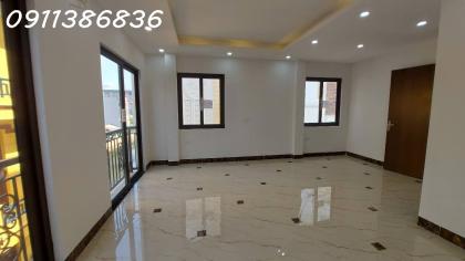 Nhà đẹp đón Tết, Hoàng Quốc Việt, 3 mặt thoáng, Ô tô tải, 50m x 5T, mặt tiền 5M