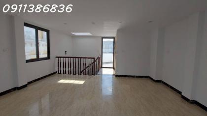 Nhà đẹp đón Tết, Hoàng Quốc Việt, 3 mặt thoáng, Ô tô tải, 50m x 5T, mặt tiền 5M