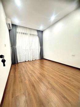 Bán nhà đẹp ở ngay phố Ngọc Khánh Ba Đình 38m 5T nhỉnh 9 tỷ.