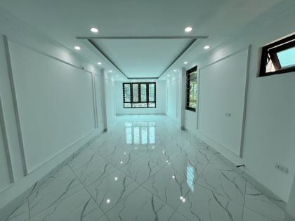 Mặt Phố Kim Giang - Hoàng Mai, 3 Ô Tô tránh Vỉa Hè, Lô Góc, KD, 7TTM, 40m2, MT 4m, 19.5 Tỷ