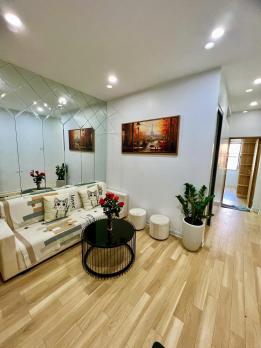 Bán căn hộ tập thể Vĩnh Hồ, Đống Đa, nhà đẹp ở luôn, ô tô đỗ chân cầu thang