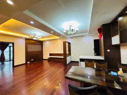 Bán Căn Hộ 2 Ngủ Tòa Royal City 72A Nguyễn Trãi 121m2 Hướng Đông Nam VIEW Bể Bơi 18 Tỷ.