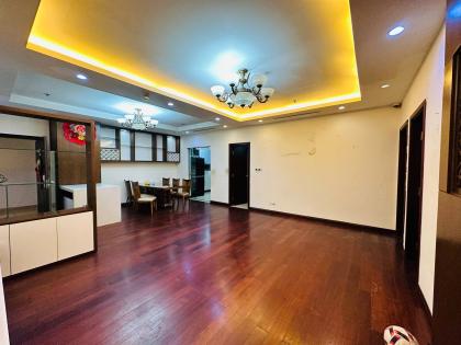 Bán Căn Hộ 2 Ngủ Tòa Royal City 72A Nguyễn Trãi 121m2 Hướng Đông Nam VIEW Bể Bơi 18 Tỷ.