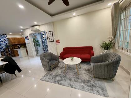 Cho thuê nhà  Nguyên căn ngõ 209 Đội Cấn DT 90m x 4 tầng, MT 5m, giá thuê 34 triệu